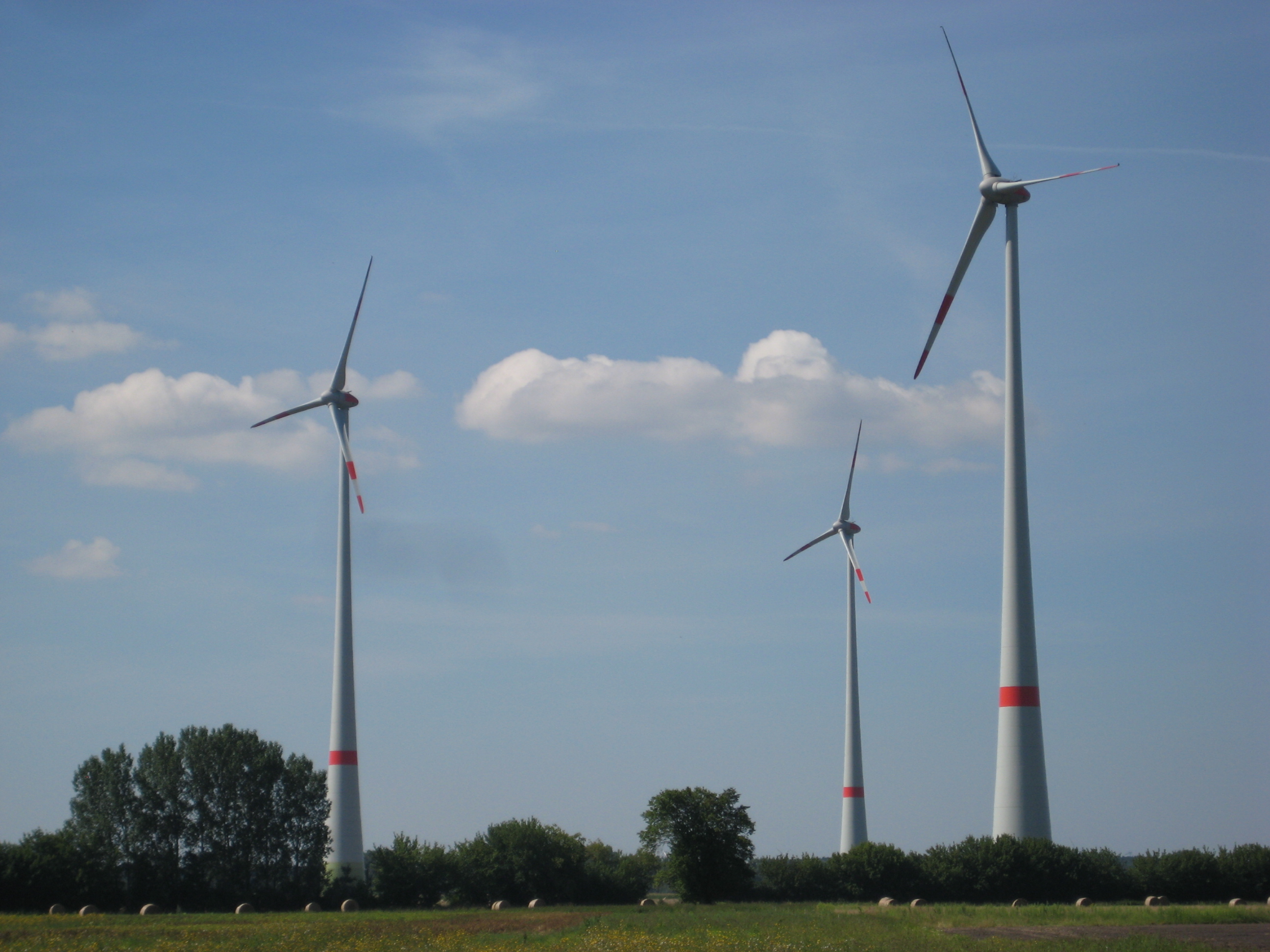 Drei Windkraftanlagen